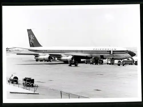 Fotografie Flugzeug Boeing 720, Passagierflugzeug der Caledonian