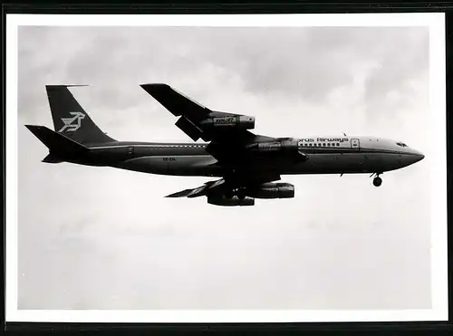 Fotografie Flugzeug Boeing 720, Passagierflugzeug der Cyprus Airways, Kennung SB-DAL