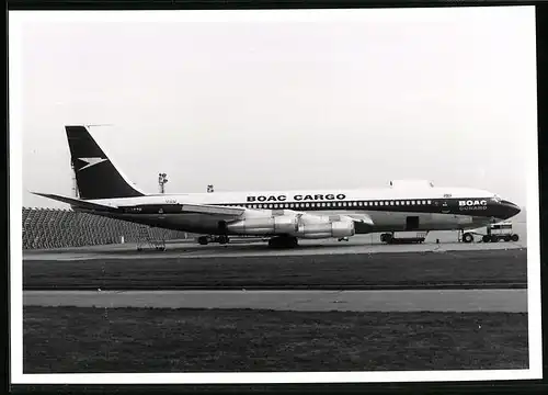 Fotografie Flugzeug Boeing 720, Frachtflugzeug der BOAC Cargo, Kennung G-ASZF
