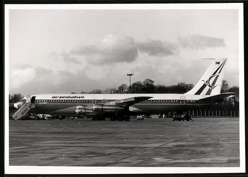 Fotografie Flugzeug Boeing 707, Passagierflugzeug der Air Zimbabwe, Kwennung Z-WKR