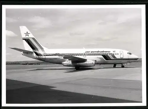 Fotografie Flugzeug Boeing 737, Passagierflugzeug Air Zimbabwe, Kennung Z-WPB