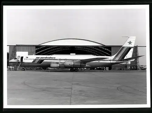 Fotografie Flugzeug Boeing 707, Passagierflugzeug Air Zimbabwe, Kennung Z-WKU