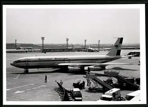 Fotografie Flughafen Paris, Flugzeug Boeing 320, Passagierflugzeug Aerolineas Argentinas, Kennung LV-150