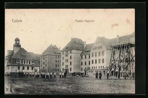 AK Cüstrin / Kostrzyn, Soldaten vor der Pionierkaserne