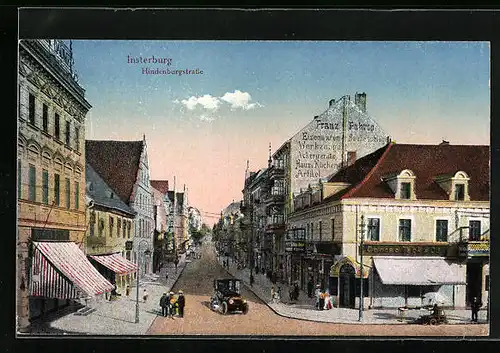 AK Insterburg, Passanten in der Hindenburgstrasse
