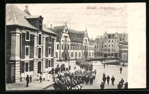 AK Wesel, Berlinertorplatz mit marschierenden Soldaten