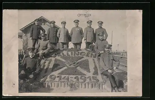 Foto-AK Vellingen, Eisenbahner mit Beet 1915