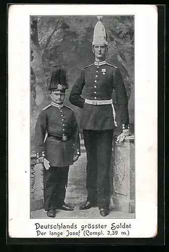 AK Deutschlands grösster Soldat, der Riese Langer Josef in Uniform, 2,39m Grösse