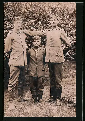 AK Soldaten in Uniform, zwei Riesen und ein kleinerer