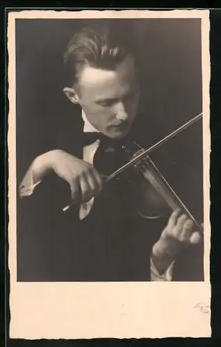 AK Musiker mit seiner Geige abgelichtet, in Abendgarderobe