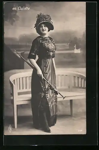 AK En Culotte, junge Frau präsentiert stolz ihr neues Kleid und einen Hut, Emanzipation der Frau, Mode