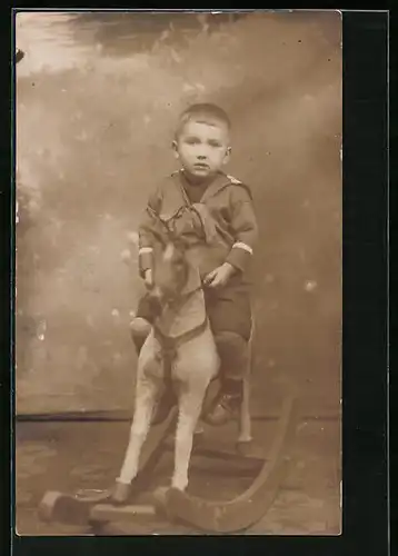 AK Junge auf seinem Schaukelpferd dargestellt