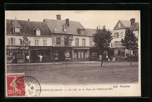 AK Crèvecoeur-le-Grand, Un côté de la Place de l`Hôtel-de-Ville