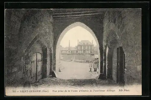 AK Saint-Germer, Vue prise de la Voute d`Entree de l`ancienne Abbaye