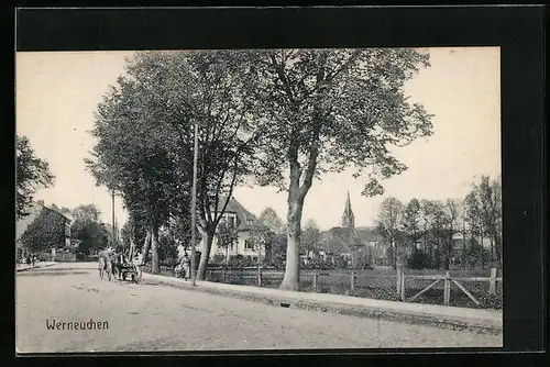 AK Werneuchen, Strassenpartie mit Gebäudeansicht und Pferdewagen