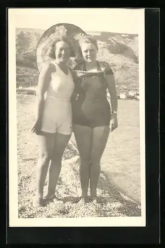 AK Zwei Damen im Badeanzug mit Sonnenschirm am Strand