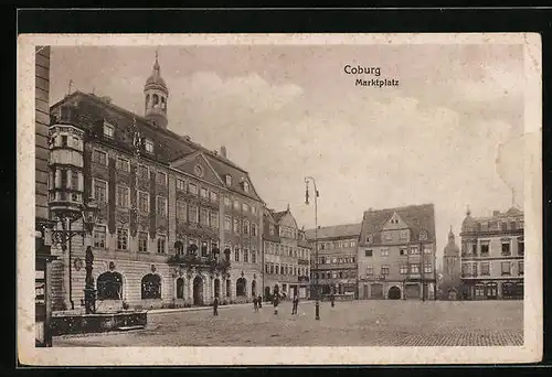 AK Coburg, Marktplatz mit Geschäft und Brunnen