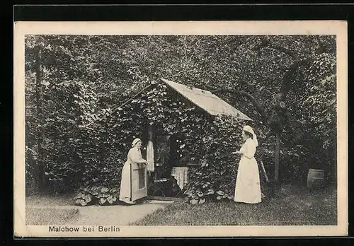 AK Malchow bei Berlin, Partie im Garten mit Gartenhaus und Krankenschwestern