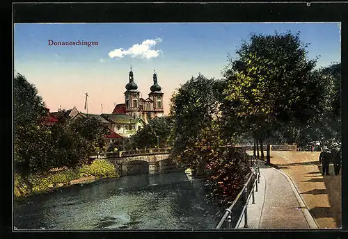 AK Donaueschingen, Strassenpartie mit Gebäudeansicht und Brücke