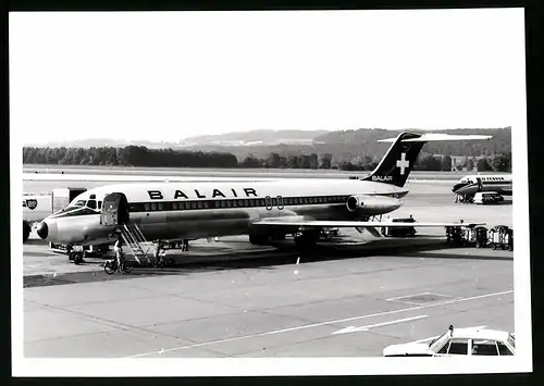 Fotografie Flugzeug Douglas DC-9, Passagierflugzeug Balair & BP-Tankwagen