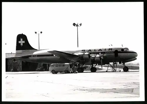 Fotografie Flugzeug Douglas DC-6, Frachtflugzeug Balair Cargo, Kennung HB-ILD, VW Bulli T2