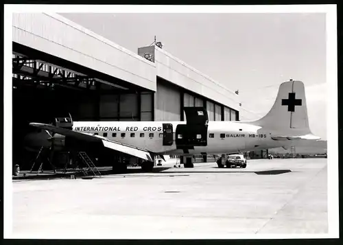 Fotografie Flugzeug Douglas DC-6, Krankentransportflugzeug International Red Cross, Kennung HB-IBS