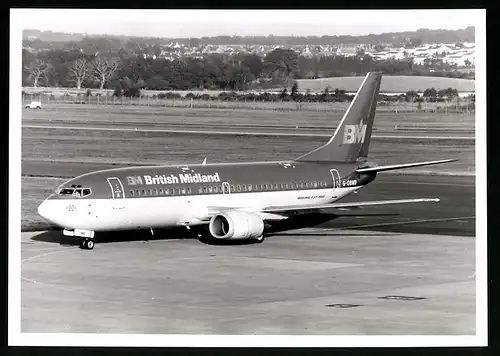 Fotografie Flugzeug Boeing 737, Passagierflugzeug British Midland, Kennung G-OBMB