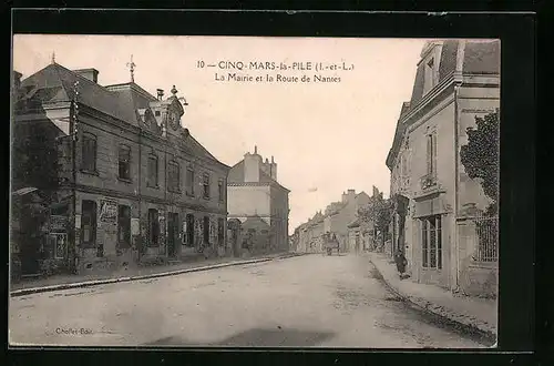 AK Cinq-Mars-la-Pile, La Mairie et la Route de Nantes