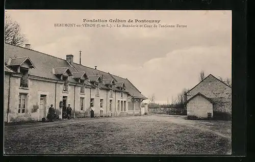 AK Beaumont-en-Véron, Fondation Gréban de Pontourny, La Buanderie et Cour de l`ancienne Ferme