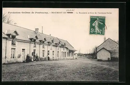 AK Beaumont-en-Véron, Fondation Gréban de Pontourny, La Buanderie et Cour de l`ancienne Ferme