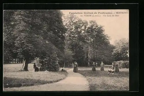 AK Beaumont-en-Véron, Un Coin du Parc