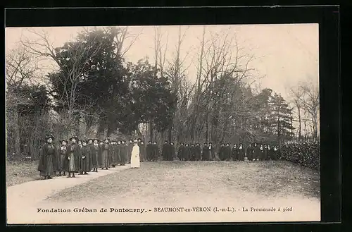 AK Beaumont-en-Véron, La Promenade à pied