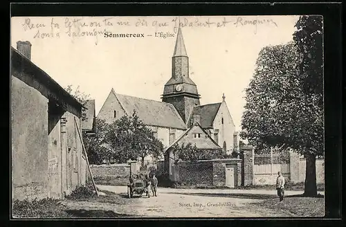 AK Sommereux, Mann mit seinem Automobil vor der Kirche