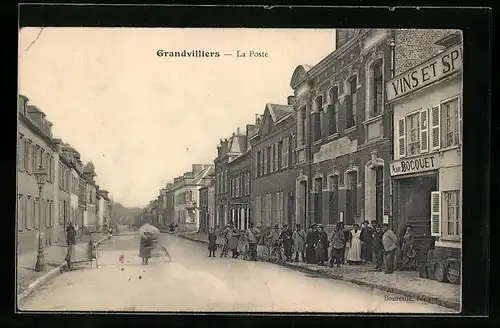 AK Grandvilliers, an der Post, Passanten vor dem Weingeschäft
