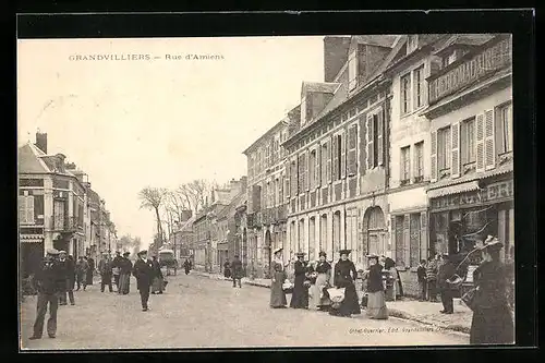 AK Grandvilliers, Rue d`Amiens, Passanten vor den Geschäften