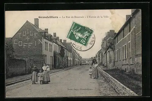 AK Grandvilliers, La Rue de Beauvais, L`Entree de la Ville