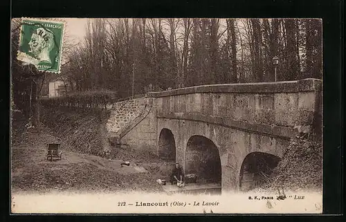 AK Liancourt, Le Lavoir, Waschfrau unter der Brücke