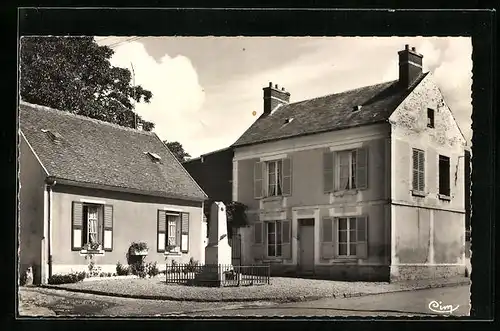 AK Crouy-en-Thelle, Le Monument aux Morts