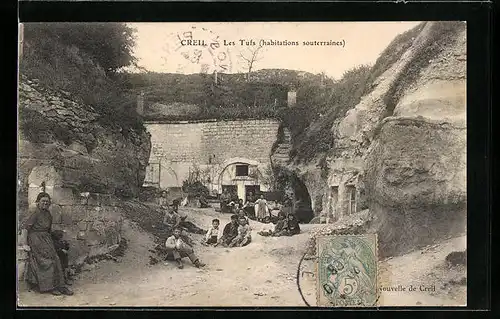 AK Creil, Les Tufs, Habitations Souterraines, Anwohner vor den Häusern