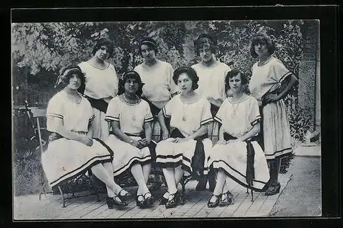 AK Damen-Trompeter-Corps Romaneska, Gruppenbild in Kostümen, Direktor H. Voigt