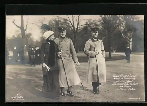 AK Prinz Oskar, Prinzessin Victoria Luise und Ernst August Herzog von Braunschweig im Park