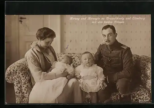 AK Familienbild, Ernst August Herzog von Braunschweig mit der Herzogin und den beiden Prinzen