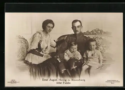 AK Ernst August Herzog von Braunschweig, Darstellung des Monarchen in der Wohnstube mit Gemahlin und Kindern