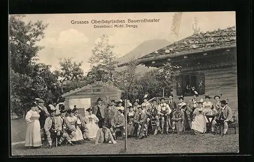 AK Grosses Oberbayrisches Bauerntheater, die Trachtenkapelle in Kostümen mit ihren Instrumenten unter Dir. Dengg