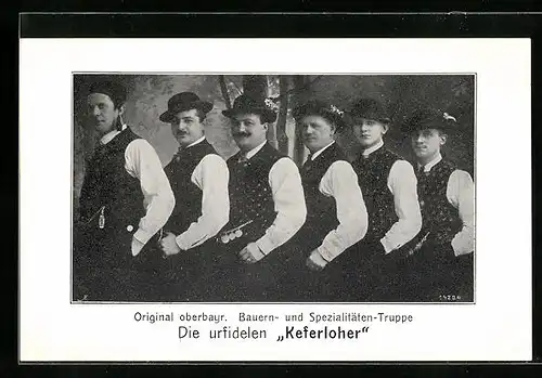 AK Original Oberbayr. Bauern- und Spezialitäten-Truppe Die urfidelen Keferloher, Trachtenkapelle
