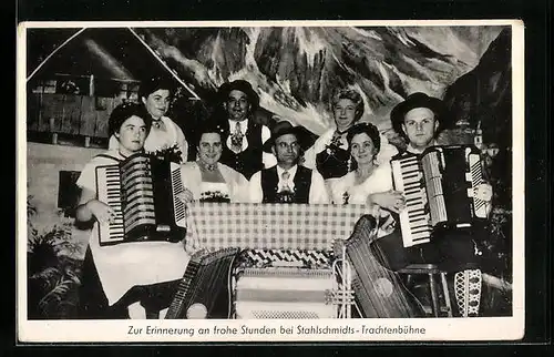 AK Zur Erinnerung an frohe Stunden bei Stahlschmidts Trachtenbühne, die Trachtenkapelle mit Instrumenten