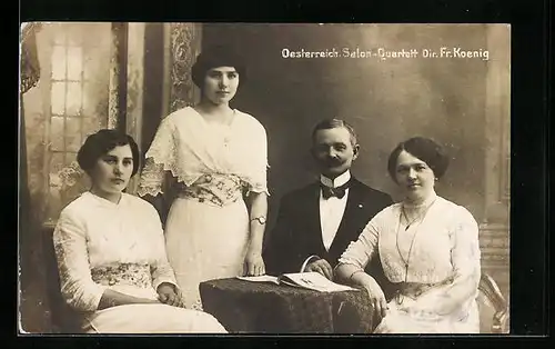 AK Österreich Salon-Quartett, das Damenorchester in weissen Kleidern und mit Dir. Fr. Koenig