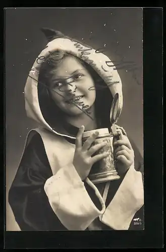 AK Münchner Kindl im Portrait mit einem Bierkrug, in ihrer Tracht