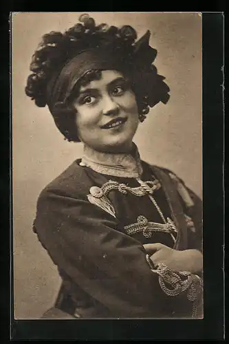 Foto-AK Junge Frau in Uniform mit Stirnband, Variete