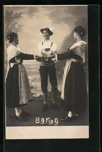 Foto-AK Mann und zwei Frauen in Tracht bei einem Volkstanz